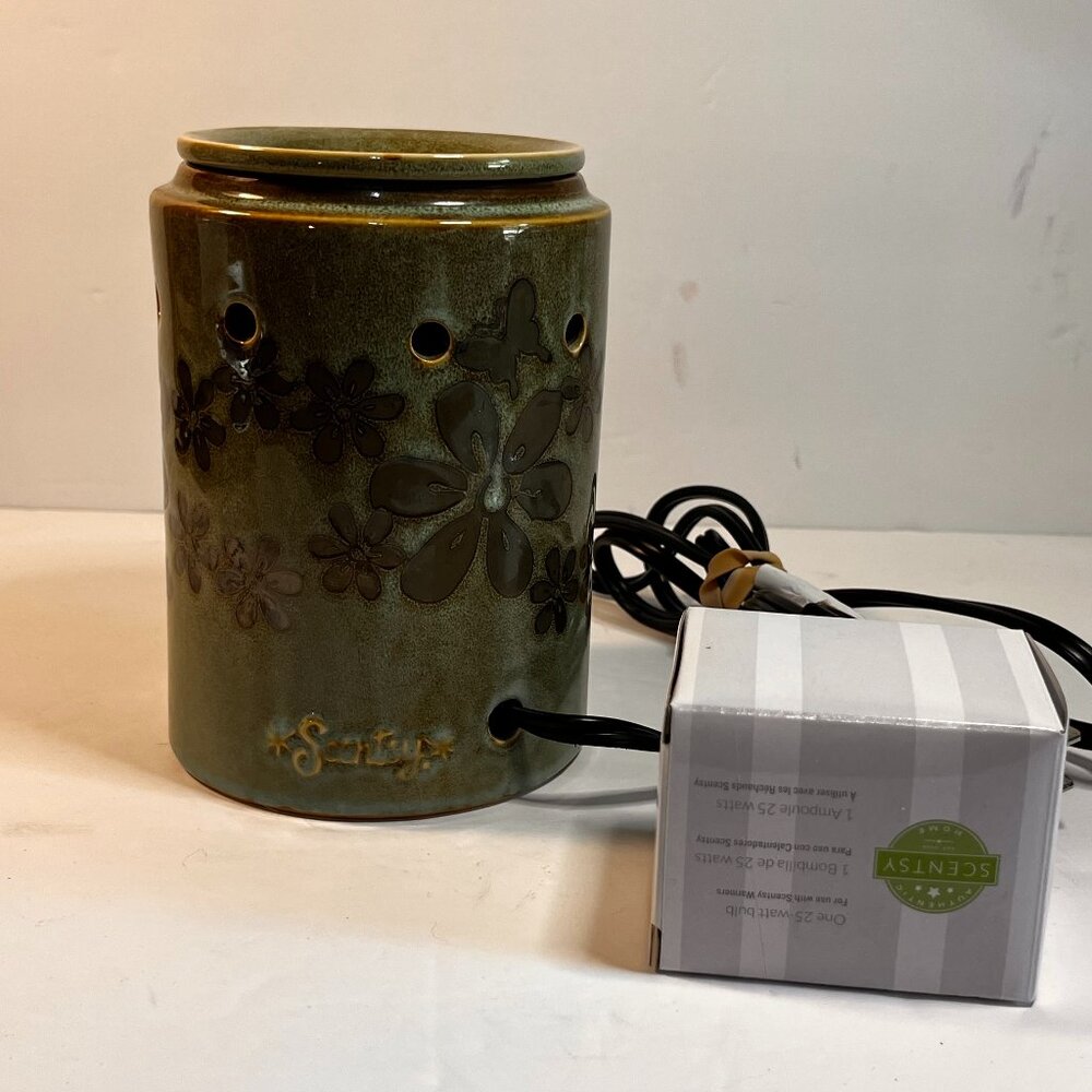 Scentsy Metal Petal Full Size Wax Warmer Green Flowers Daisy w/ Bulb Preowned